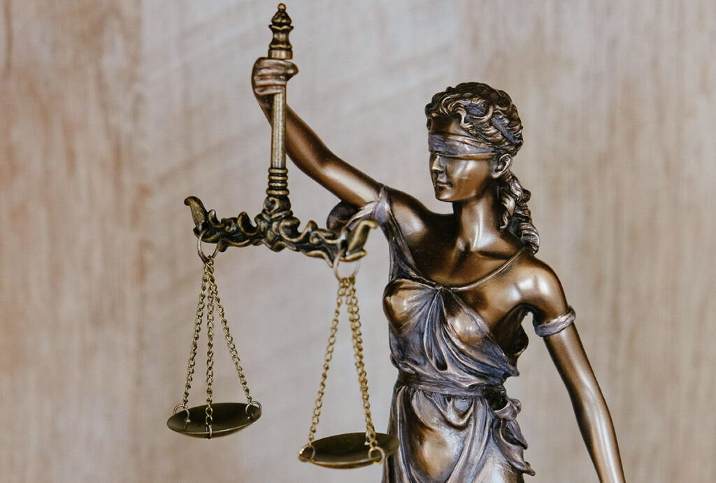 Eine Statue der Justitia als Symbol für Rechtsschutz-Versicherungen.